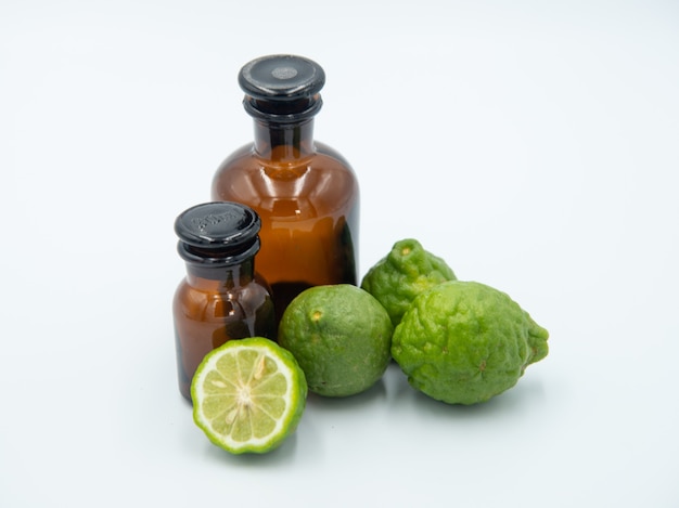 Foto bergamot, citrus hystrix, bergamotolie, haarbehandelingsolie op wit