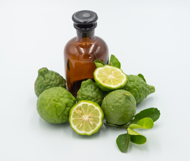 Foto bergamot, citrus hystrix, bergamotolie, haarbehandelingsolie op wit