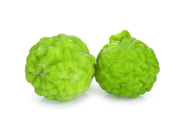 Bergamot die op witte muur wordt geïsoleerd