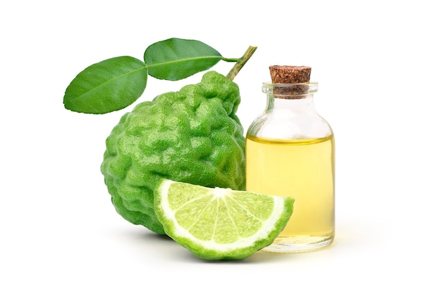 Bergamot etherische olie met bergamot fruit geïsoleerd op wit