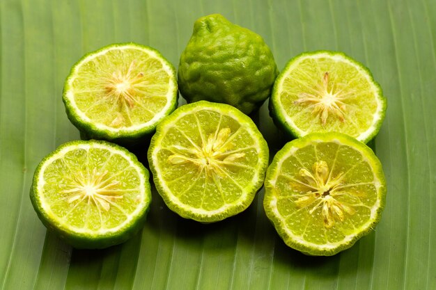 Bergamot kaffir limoen kruid vers op bananenblad