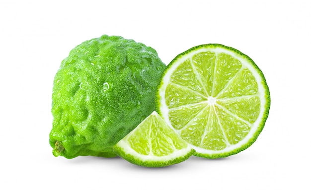 Bergamot of kaffir met druppel water geïsoleerd op wit