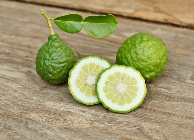 Bergamot op houten achtergrond.