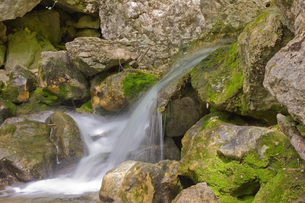 Bergbeek met watervallen