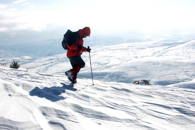 bergbeklimmen in de sneeuw