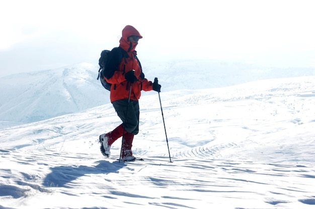 bergbeklimmen in de sneeuw