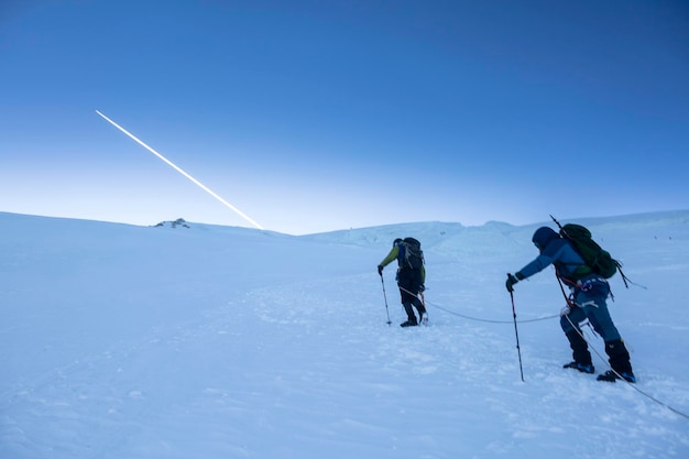 Bergbeklimmen naar de top in de Franse Alpen