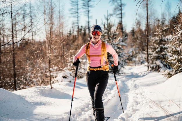 Bergbeklimmer backcountry ski wandelen ski-alpinist in de bergen Skitochten in alpenlandschap met besneeuwde bomen Avontuurlijke wintersport