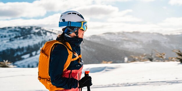 Bergbeklimmer backcountry ski wandelen ski vrouw alpinist in de bergen Skitochten in alpine landschap met besneeuwde bomen Avontuurlijke wintersport Freeride skiën