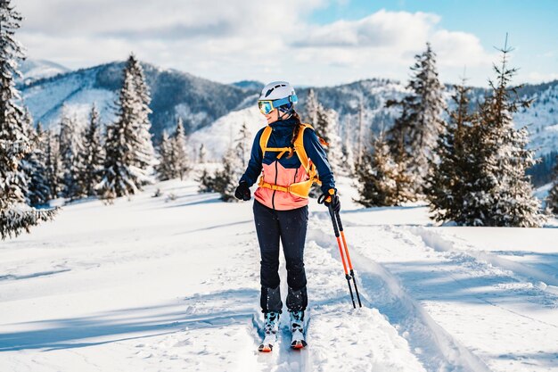 Bergbeklimmer backcountry ski wandelen ski vrouw alpinist in de bergen Skitochten in alpine landschap met besneeuwde bomen Avontuurlijke wintersport Freeride skiën