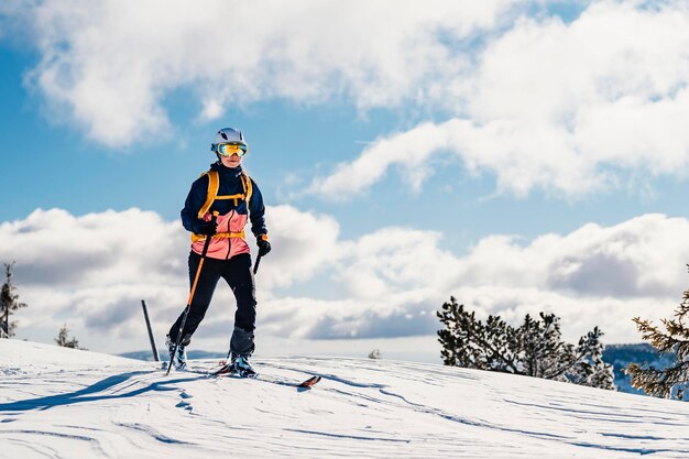 Bergbeklimmer backcountry ski wandelen ski vrouw alpinist in de bergen Skitochten in alpine landschap met besneeuwde bomen Avontuurlijke wintersport Freeride skiën