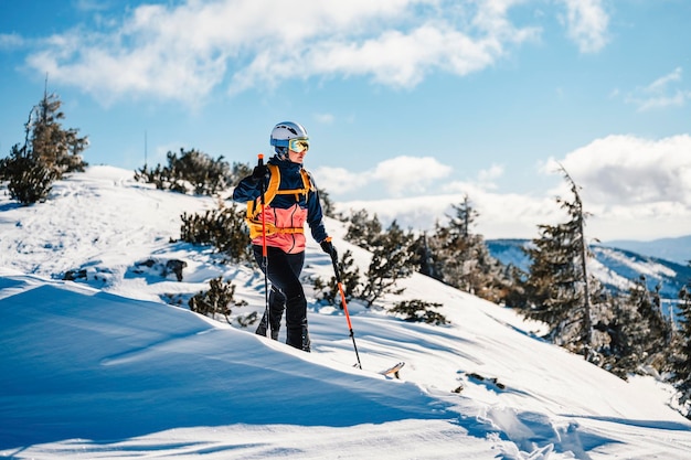 Bergbeklimmer backcountry ski wandelen ski vrouw alpinist in de bergen Skitochten in alpine landschap met besneeuwde bomen Avontuurlijke wintersport Freeride skiën