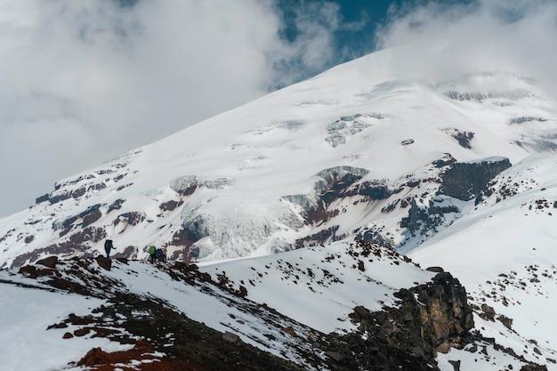 Bergbeklimmer die de chimborazo-vulkaan in Ecuador beklimt