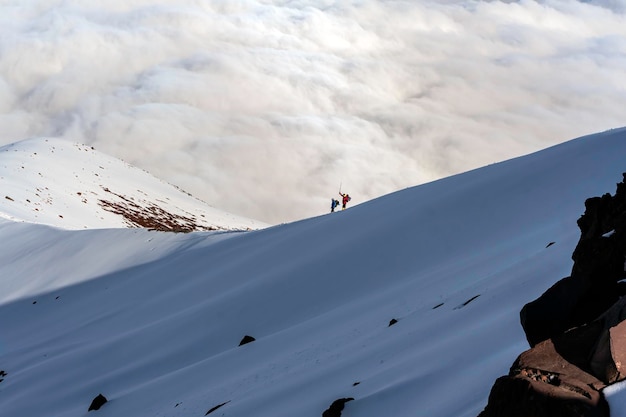 Bergbeklimmer die de chimborazo-vulkaan in Ecuador beklimt