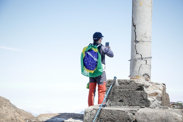 Bergbeklimmer die de hoogste toppen van Brazilië in de bergen beklimt met uitgebreid wandelen en backpacken.