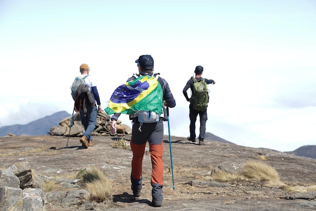 Bergbeklimmer die de hoogste toppen van Brazilië in de bergen beklimt met uitgebreid wandelen en backpacken.