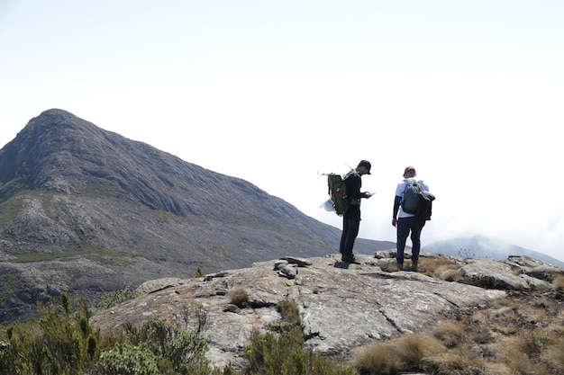 Bergbeklimmer die de hoogste toppen van brazilië in de bergen beklimt met uitgebreid wandelen en backpacken.