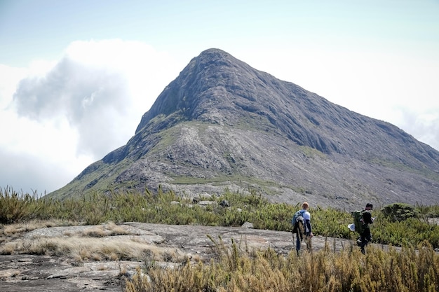 Bergbeklimmer die de hoogste toppen van Brazilië in de bergen beklimt met uitgebreid wandelen en backpacken.