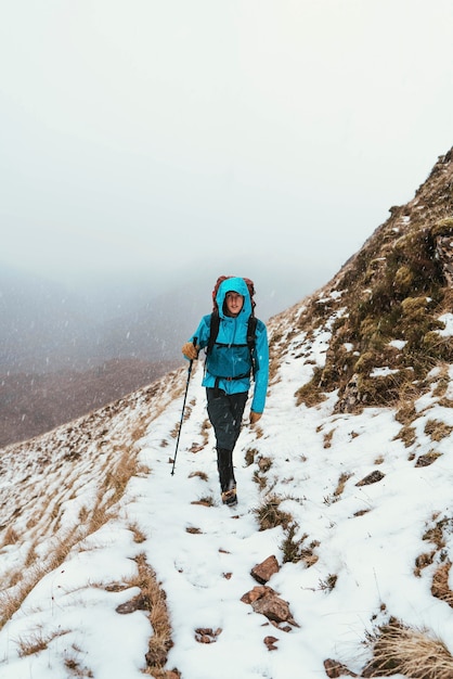 Bergbeklimmer die Forcan Ridge beklimt in Glen Shiel, Schotland