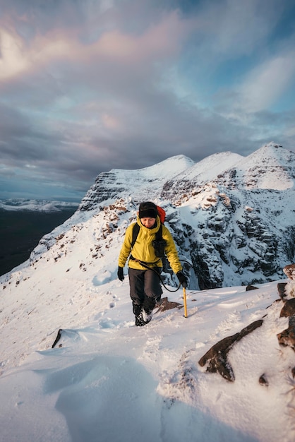 Bergbeklimmer klimmen in de sneeuw bij Liathach Ridge, Schotland