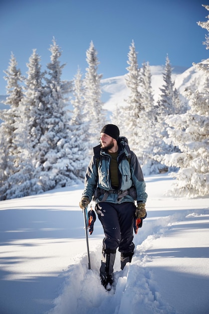 Bergbeklimmer man in winter bergen Wandelen in de Karpaten Oekraïne Hoverla