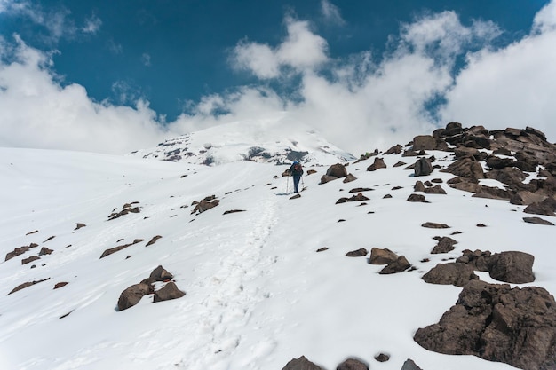 Bergbeklimmer voor een grote berg