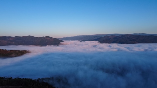 Bergdal in apuseni-gebergte bedekt met wolken roemenië