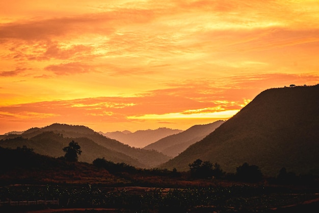 Bergdal tijdens zonsopgang Natuurlijk zomerlandschap