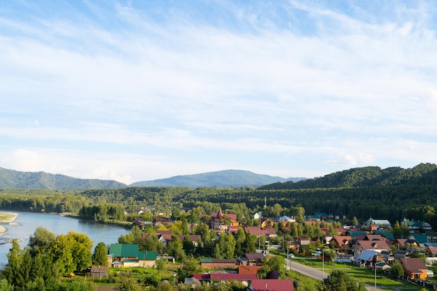 bergdorp bovenaanzicht. bergen en rivier bovenaanzicht