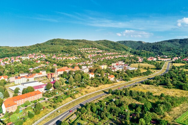 Bergdorp en landbouwvelden, luchtfoto. Natuur landschap