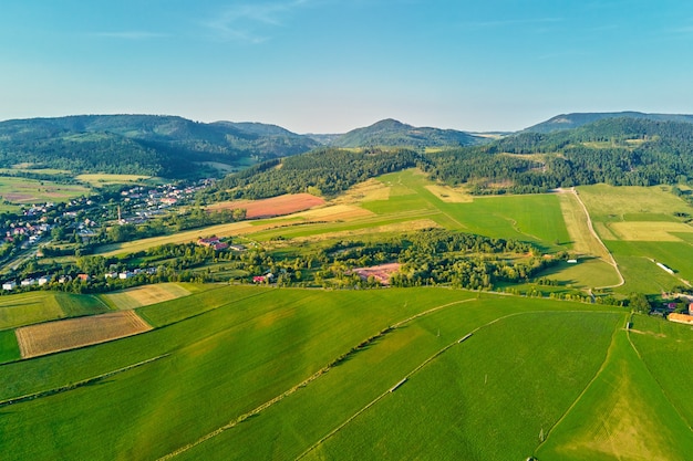 Bergdorp en landbouwvelden luchtfoto natuur landschap