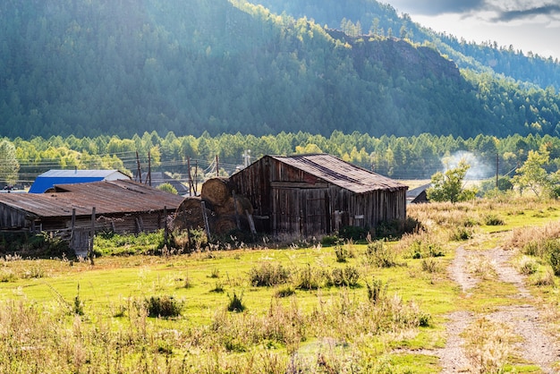 Bergdorp in de landelijke wildernis Rusland berg Altai dorp Tuecta