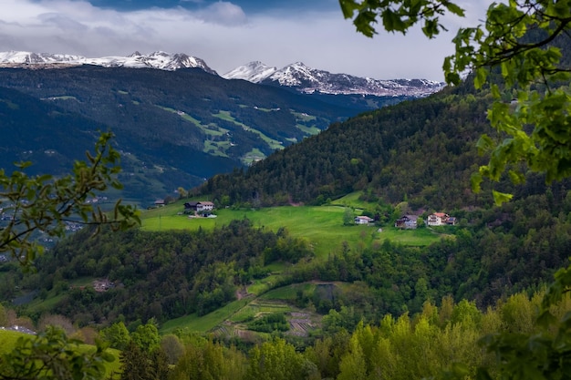 Bergdorp op een bewolkte zomerdag De Dolomieten, Italië