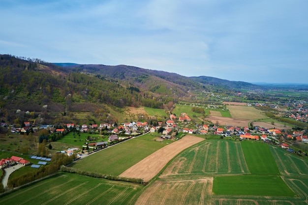 Bergdorp tussen groene velden luchtfoto