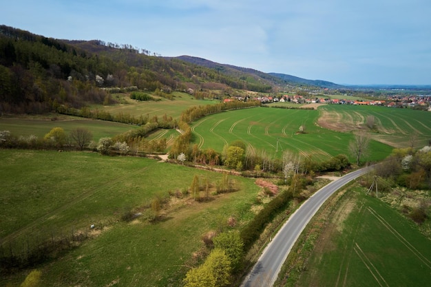 Bergdorp tussen groene velden luchtfoto