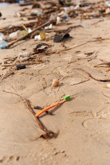 Bergen afval en afval op het zandstrand na vloed De mensheid vervuilt de oceaan