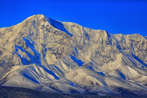 Foto bergen besneeuwde toppen achtergrond, landschapsmening winter natuurpieken