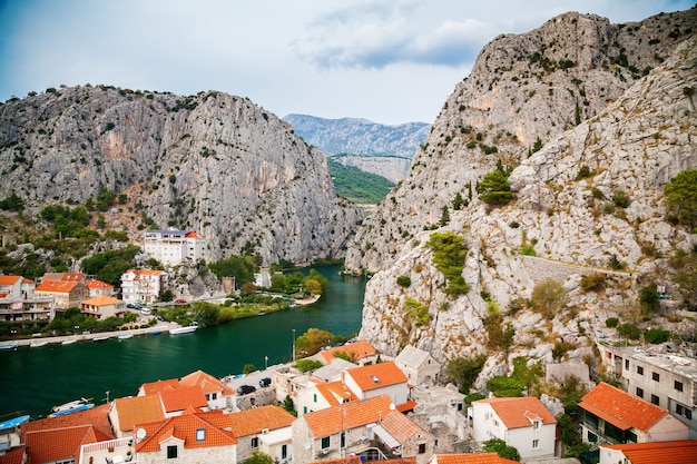 Bergen boven de kleine stad Omis, Makarska Riviera, Kroatië