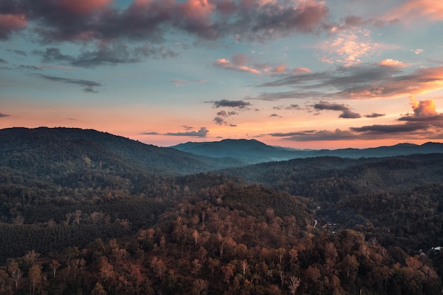 Bergen en avondlucht bij de schemering van de landelijke dorpszonsondergang