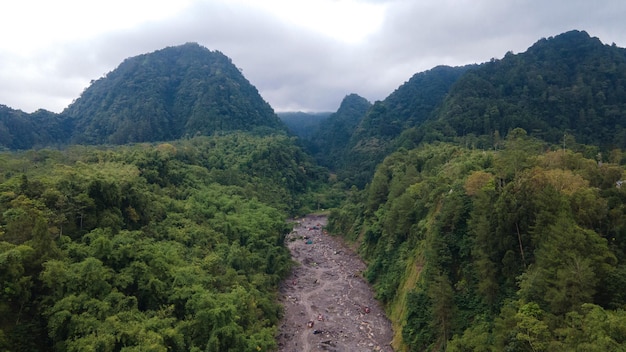 Bergen en bosgebieden van de berg Merapi