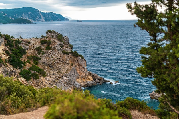 Bergen en bosheuvels omringen het resort op het eiland Corfu