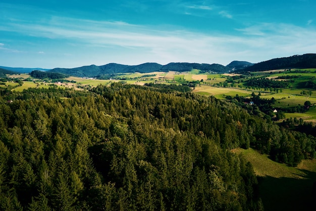 Bergen en groene velden luchtfoto panorama van prachtig landschap