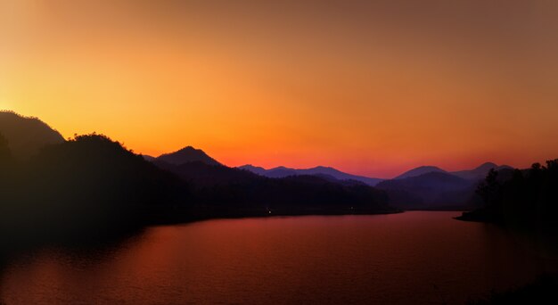 bergen en meer bij zonsondergang