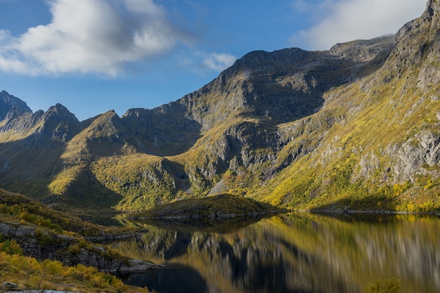 Bergen en meer in A i Lofoten, Noorwegen