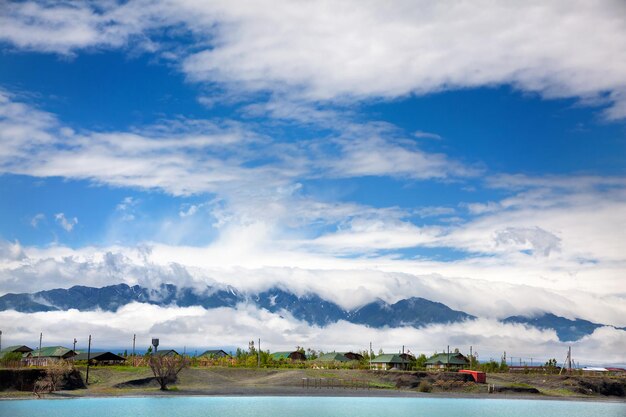 Bergen en meer in Kazachstan