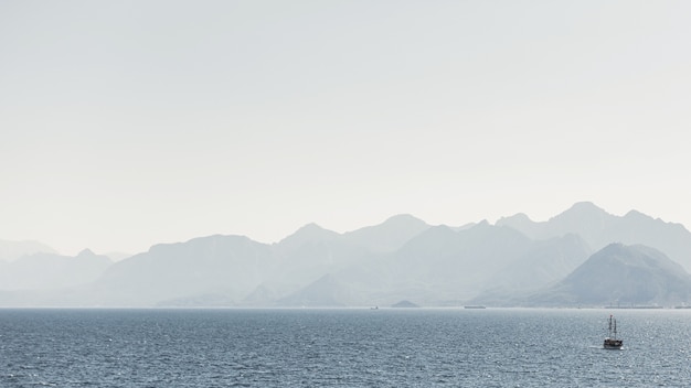 Foto bergen en oceaan landschap