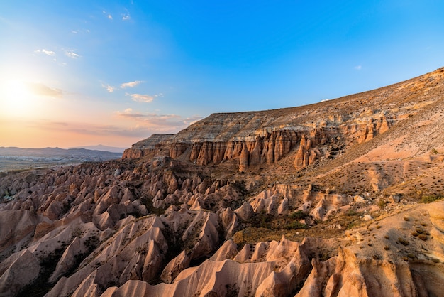 Bergen en rode vallei bij zonsondergang in goreme, cappadocia in turkije.