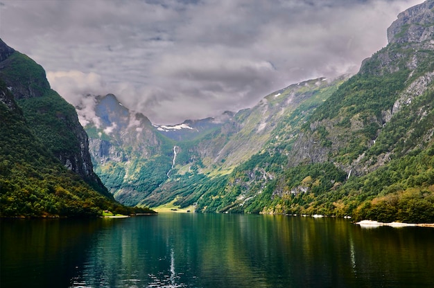 Foto bergen en wolken bij de smalle fjord