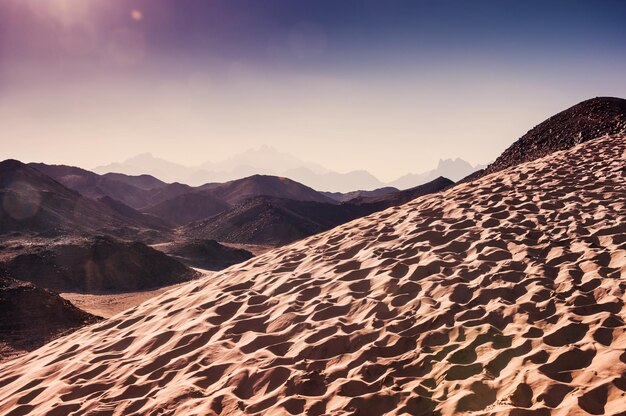 Bergen en zand in de Arabische woestijn. Zomerlandschap bij zonsondergang