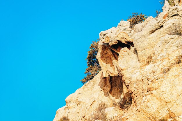 Bergen in de vorm van een hoofd met neus en ogen. Natuur in Costa Smeralda op Sardinië in Italië